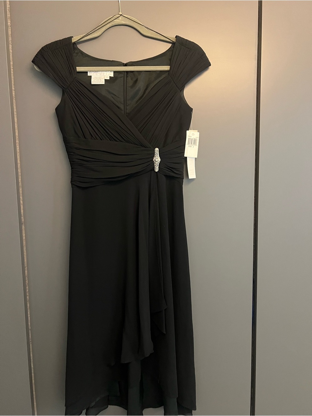 Maggy London- Elegant Black Cap-Sleeve Evening Dress with Rhinestone Accent